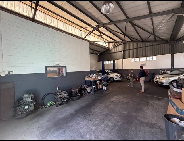 370M² FACTORY TO LET IN STIKLAND INDUSTRIAL